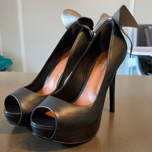 Aldo Black Heels Size 38 with bow detail